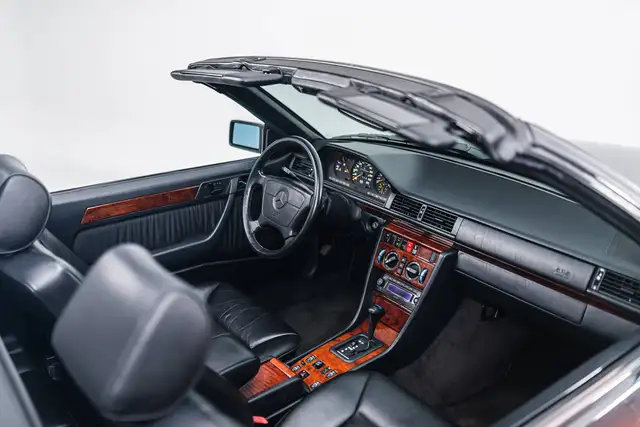 Mercedes-Benz 300 view 6