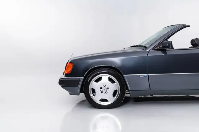 Mercedes-Benz 300 view 4