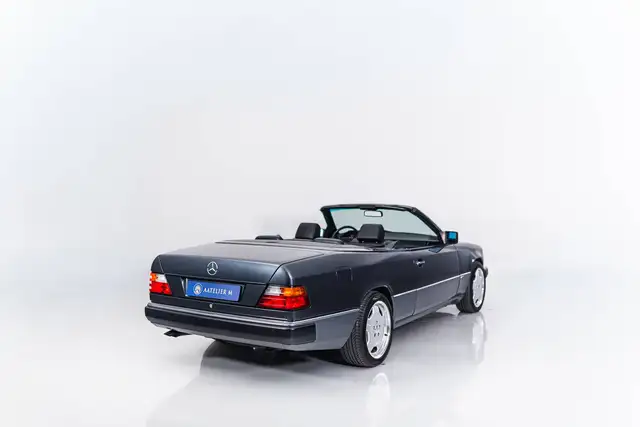 Mercedes-Benz 300 view 3