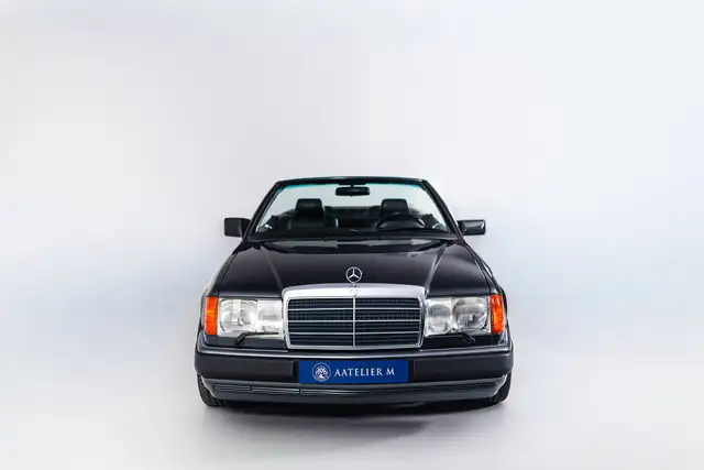 Mercedes-Benz 300 view 2