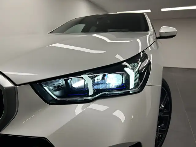 BMW 5 Series view 8