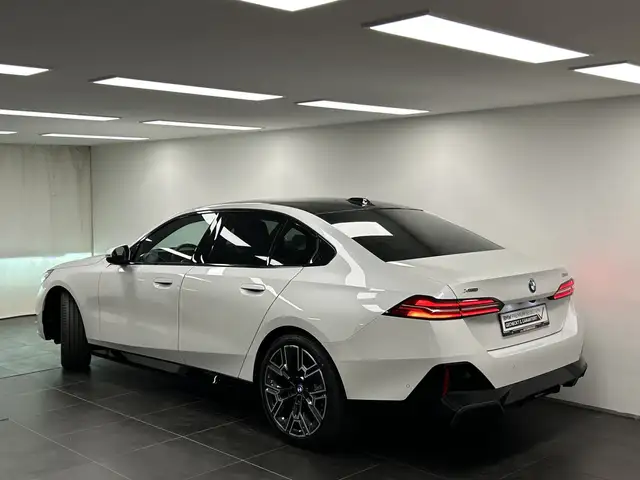 BMW 5 Series view 3
