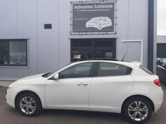 Alfa Romeo Giulietta view 2