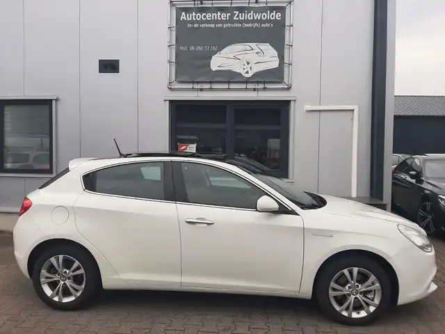 Alfa Romeo Giulietta view 5