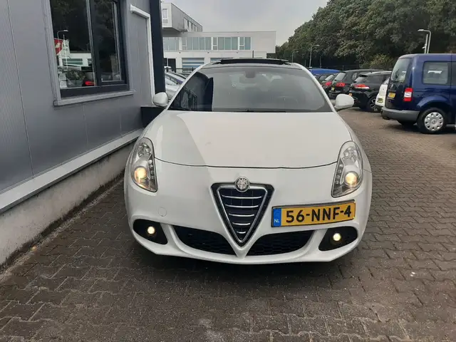 Alfa Romeo Giulietta view 3