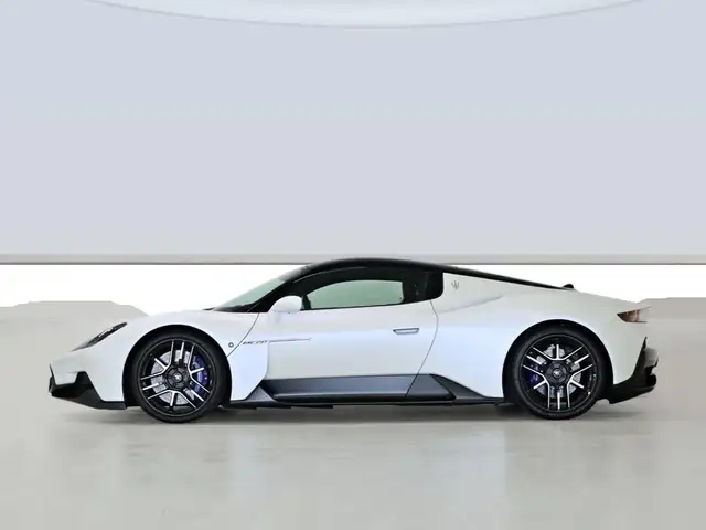 Maserati MC20 view 3