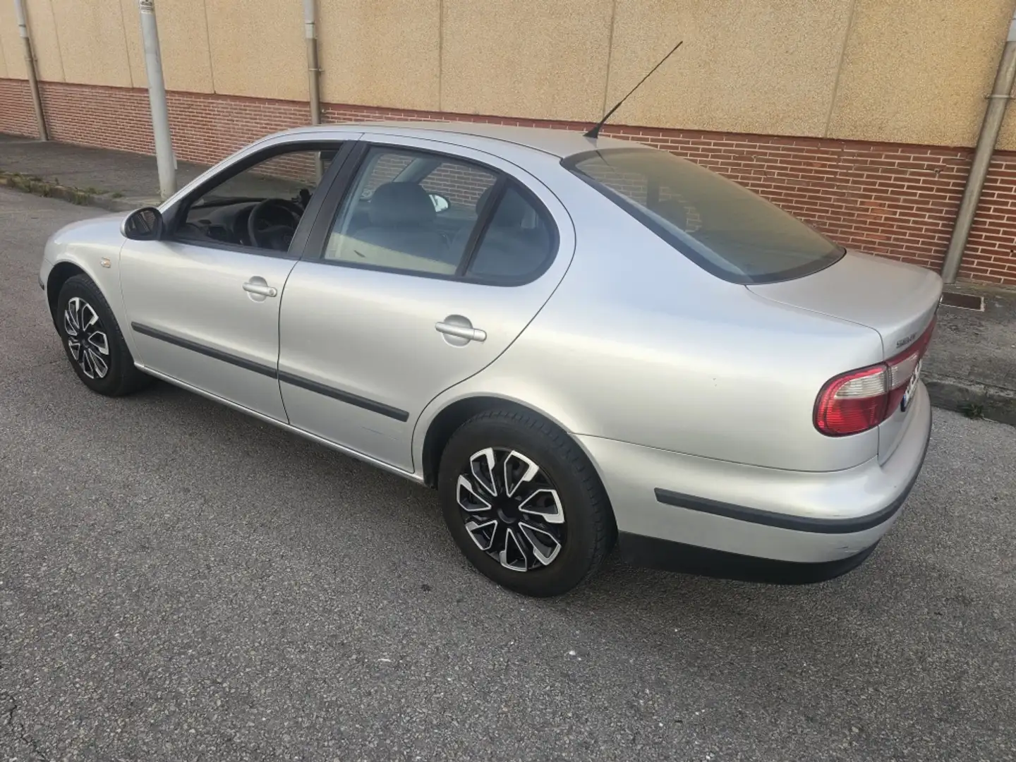 SEAT Toledo 1.6 Reference Gris - 1