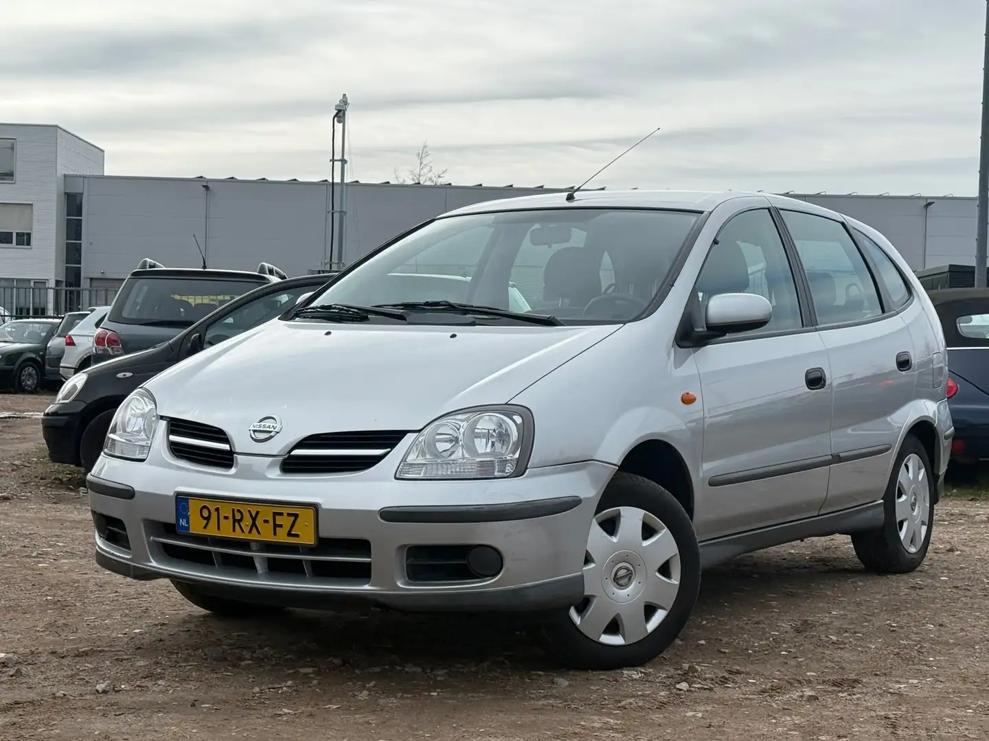 Nissan Almera Tino 1.8 Visia/ LAAG KM Grau - 1