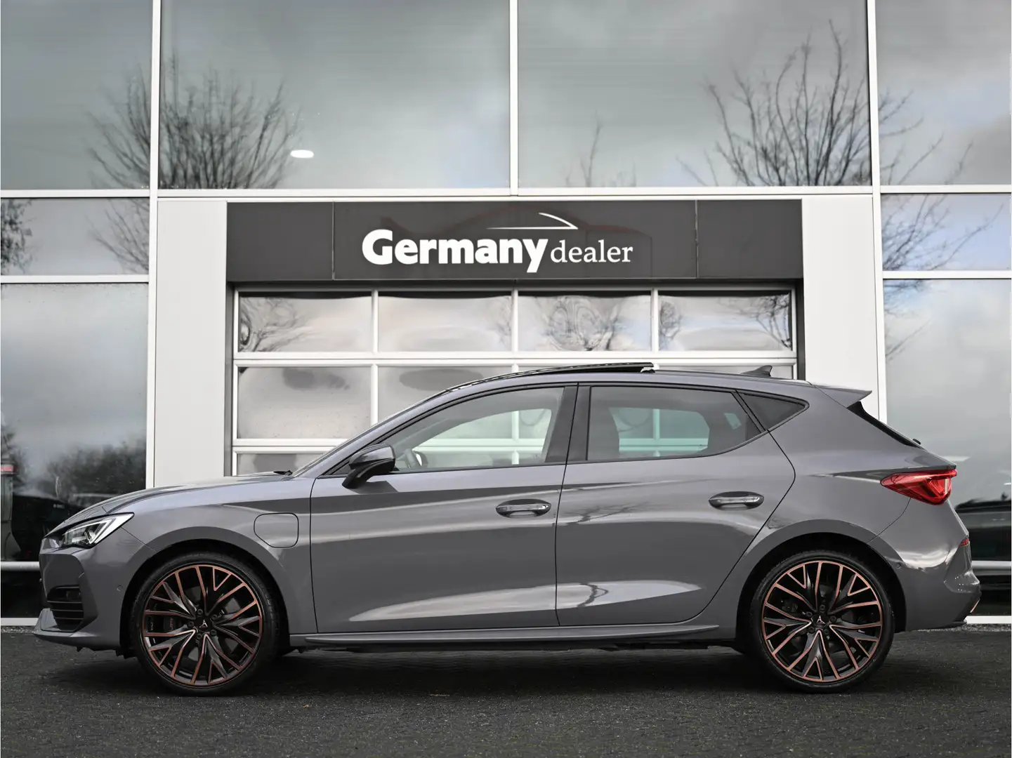 CUPRA Leon 1.4 e-Hybrid 245pk VZ Performance Pano DCC Ambient Šedá - 2