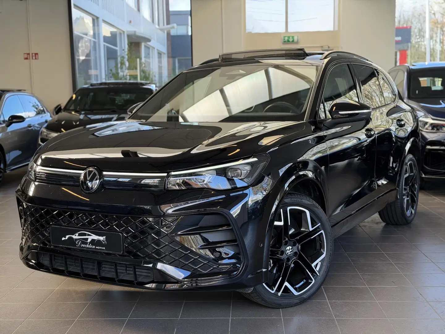 Volkswagen Tiguan 1.5 eTSI R-Line / Pano / Head-up/ 360 Zwart - 1