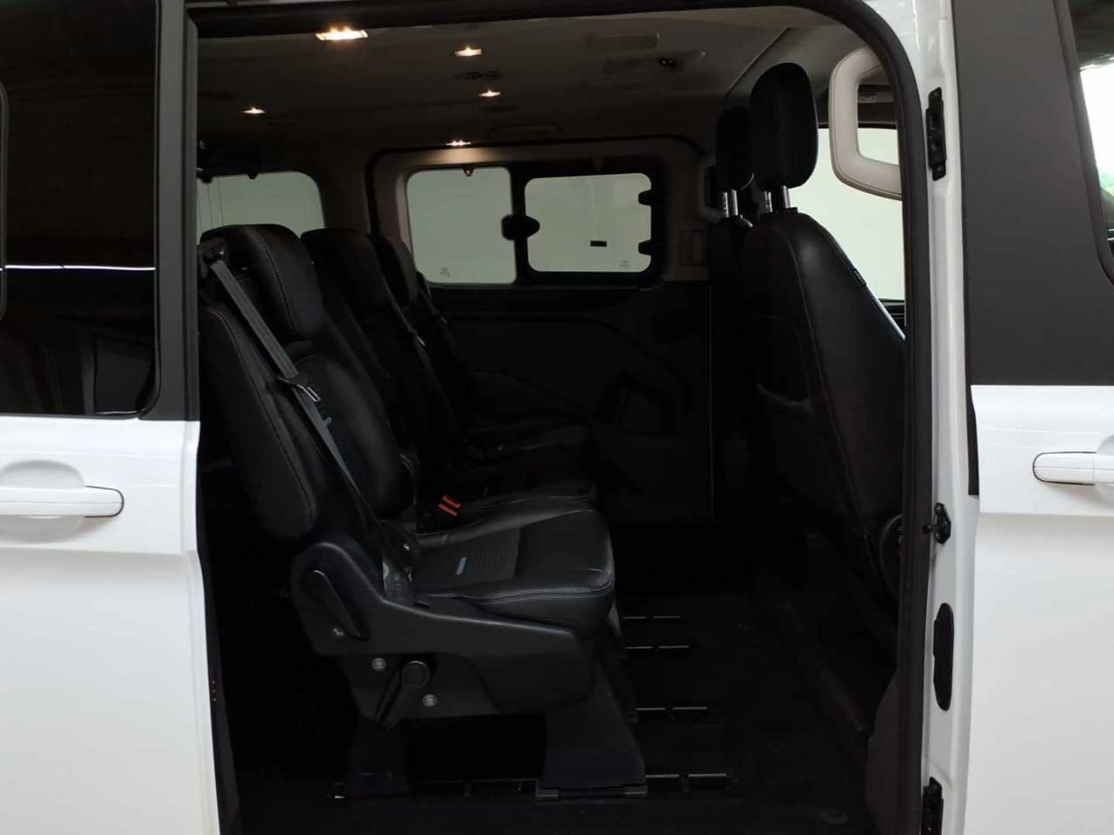 Ford Tourneo Tourneo Custom Autm.Active 8-Si NAV AHK — photo 14