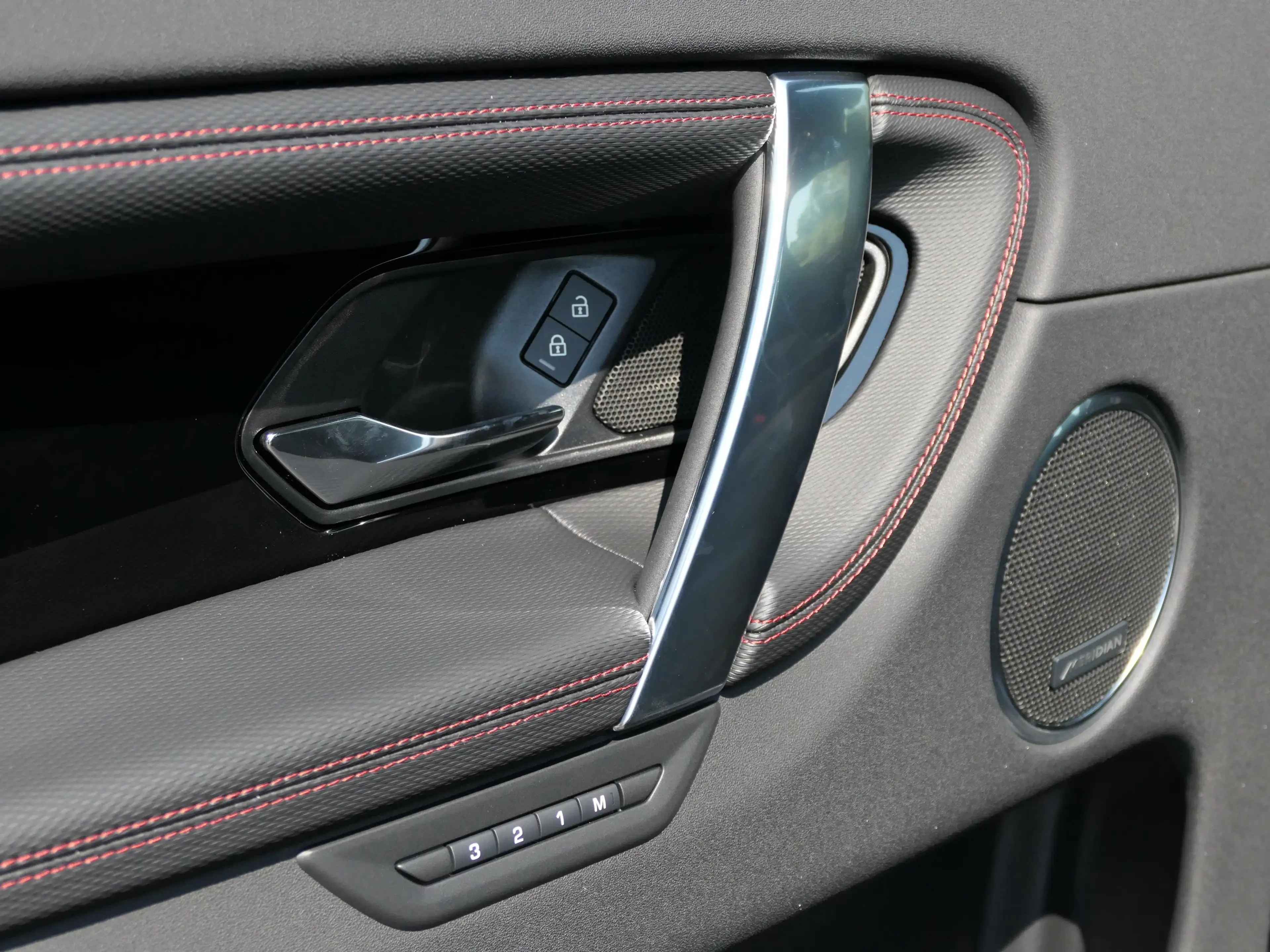 Land Rover Discovery Sport P300e R-Dynamic SE PANO | CAMERA | ACC | MERIDIAN — photo 12