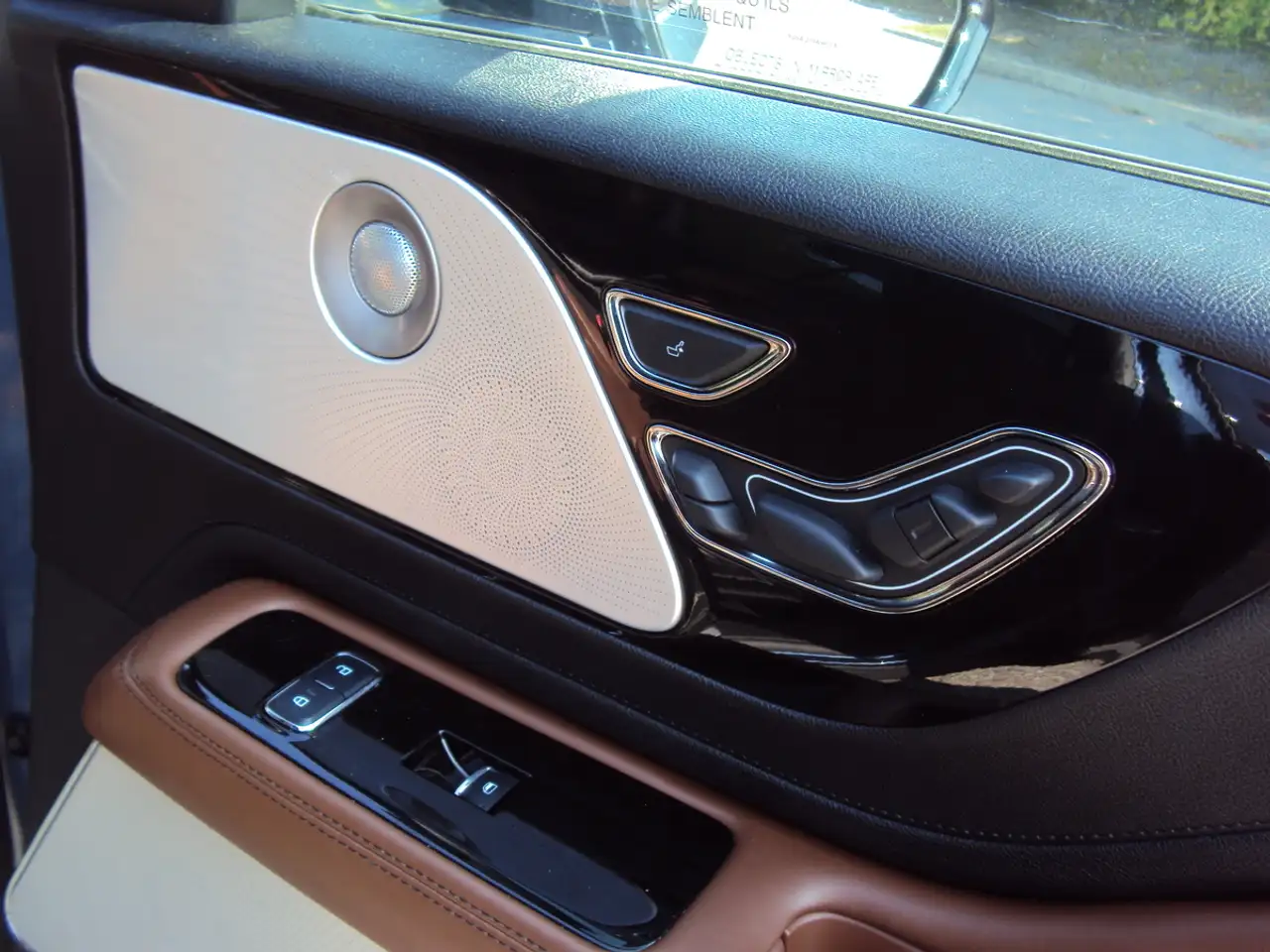 Lincoln Aviator снимка Lincoln Aviator