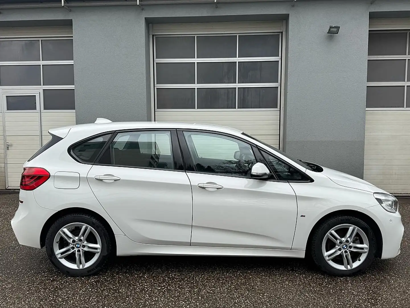 BMW 220 d Active Tourer M Sport Aut. Weiß - 2