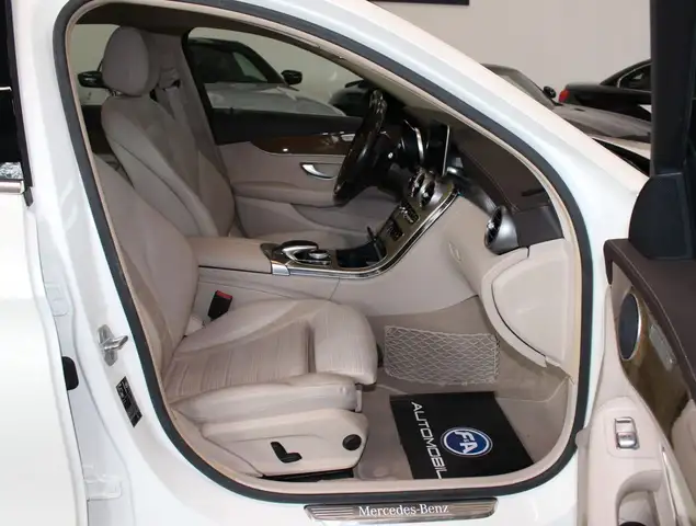 Mercedes-Benz C-Class view 9