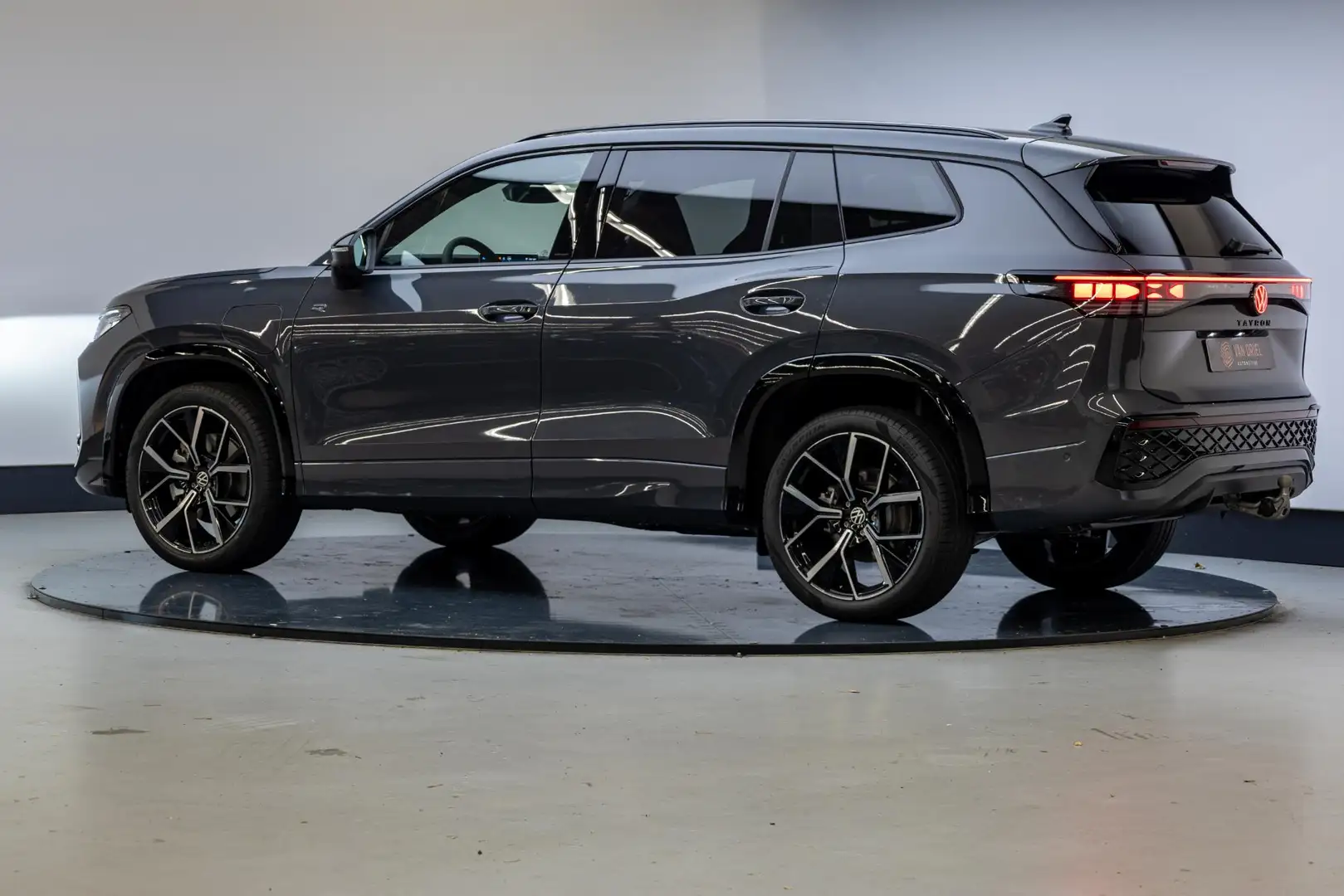 Volkswagen Tayron 1.5 eHybrid R-Line Edition | Black Style | Trekhaa Gris - 2