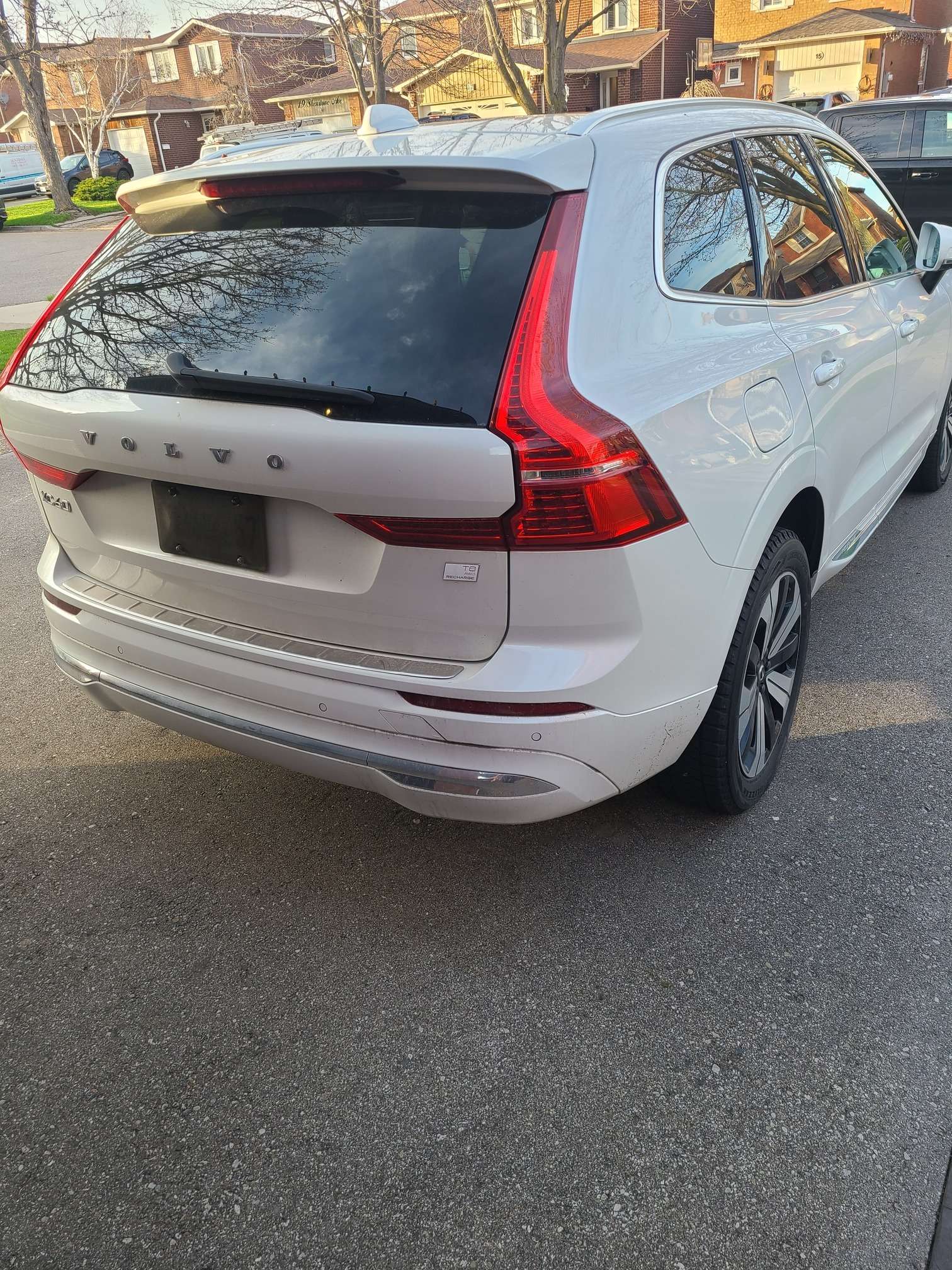 2023 Volvo XC60 T8 Core Bright alt 4