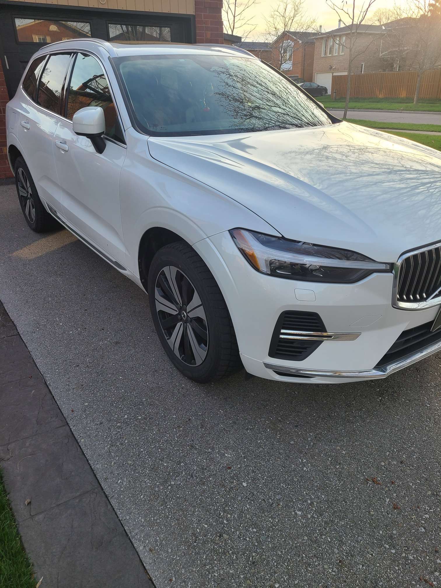 2023 Volvo XC60 T8 Core Bright alt 3