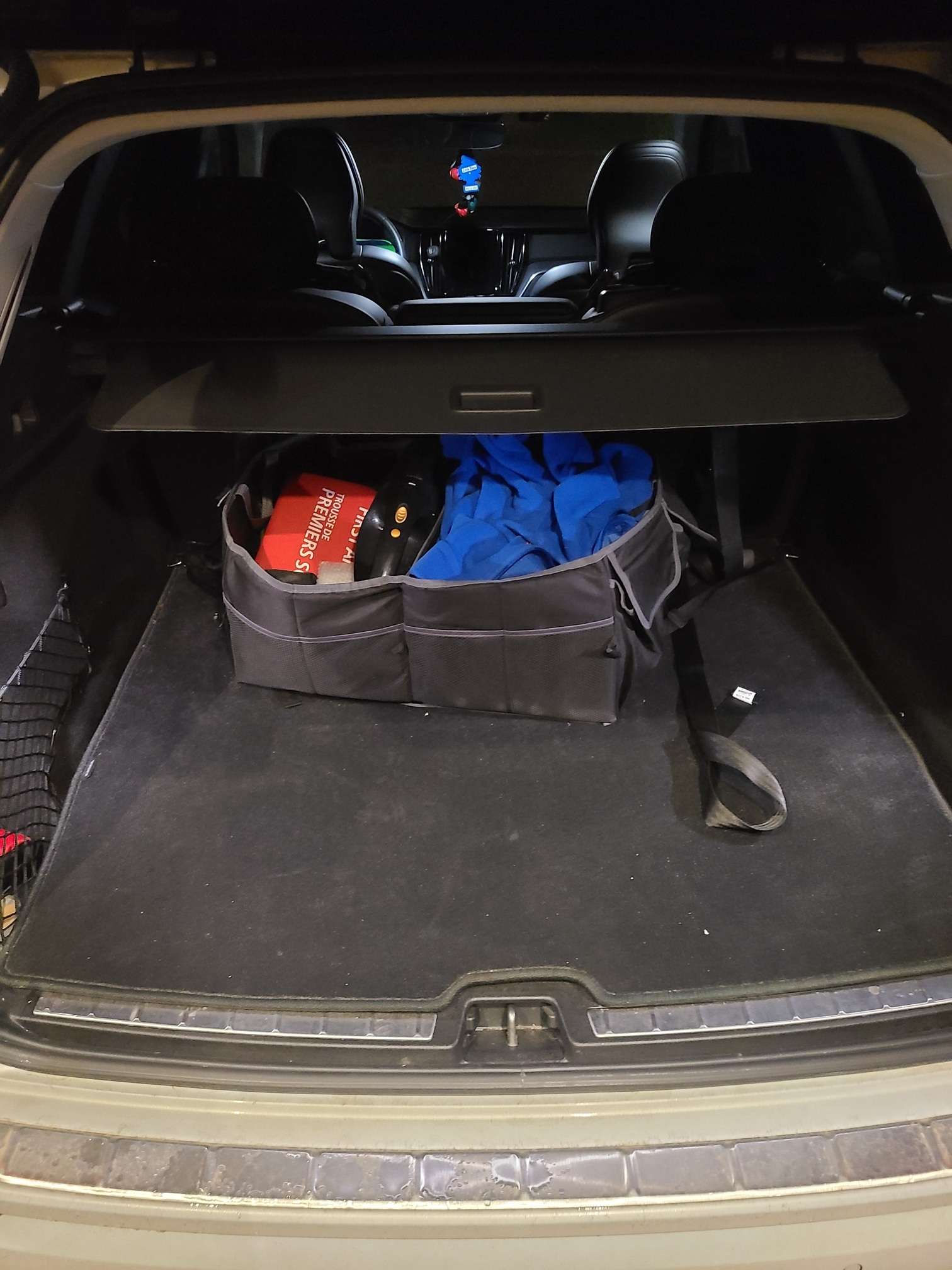 2023 Volvo XC60 T8 Core Bright thumb 9