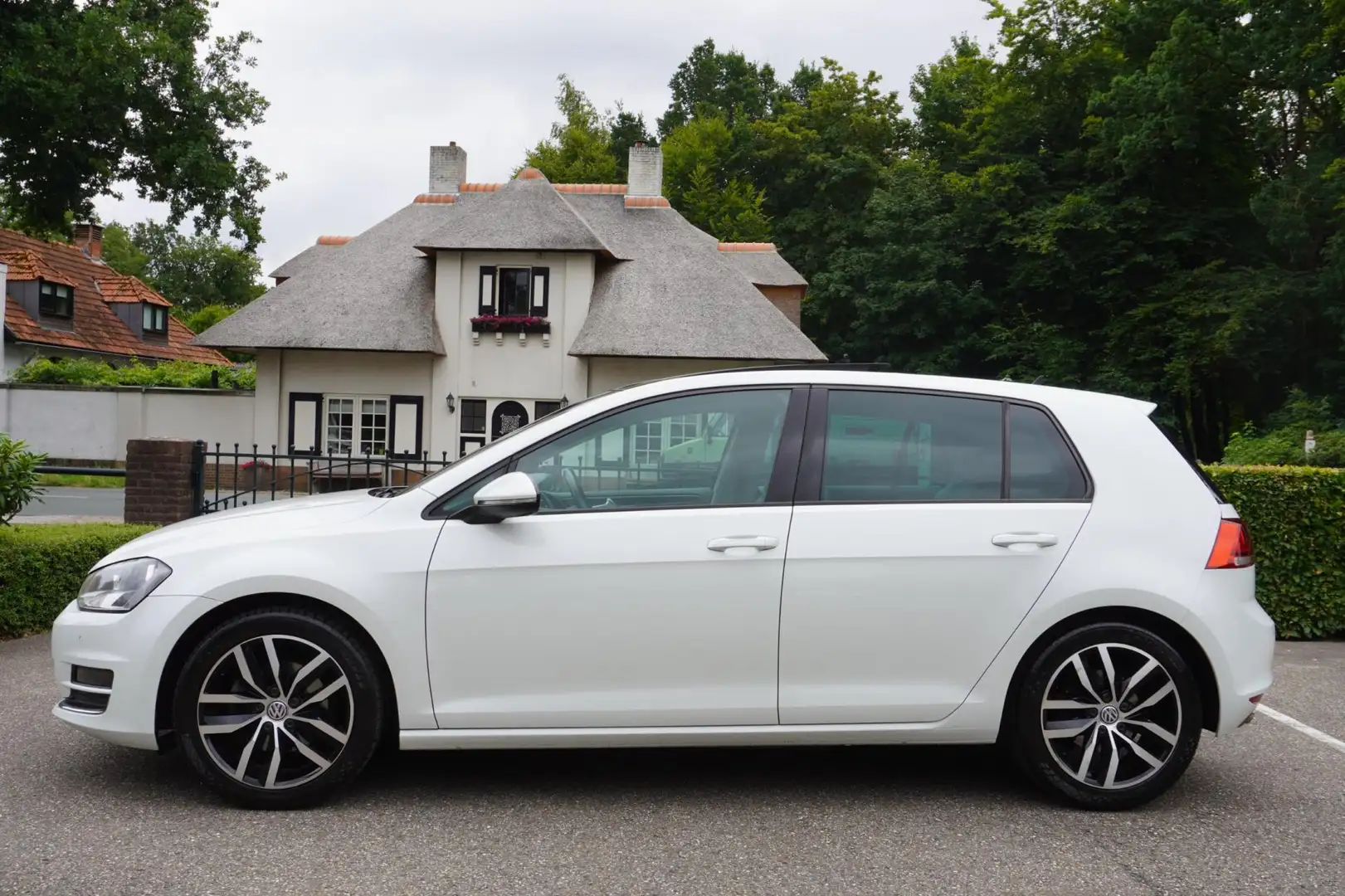 Volkswagen Golf 1.4 TSI ACT Highline Pano Navi Dap Trekhaak Wit - 2