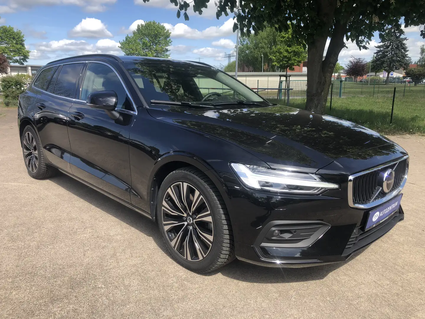 Volvo V60 B4 Core Leder Anhängerzug Schwarz - 2