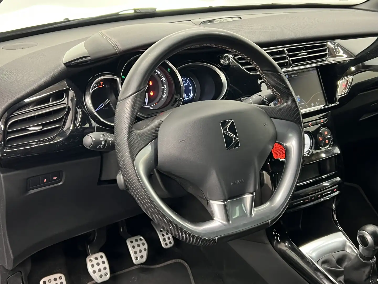 DS Automobiles DS 3 1.2 PureTech Performance Line | NAVIGATIE | CRUISE Zwart - 2