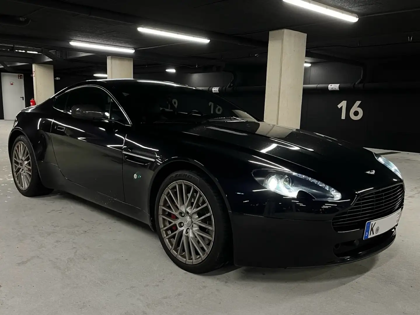 Aston Martin V8 Vantage Sportshift Schwarz - 1