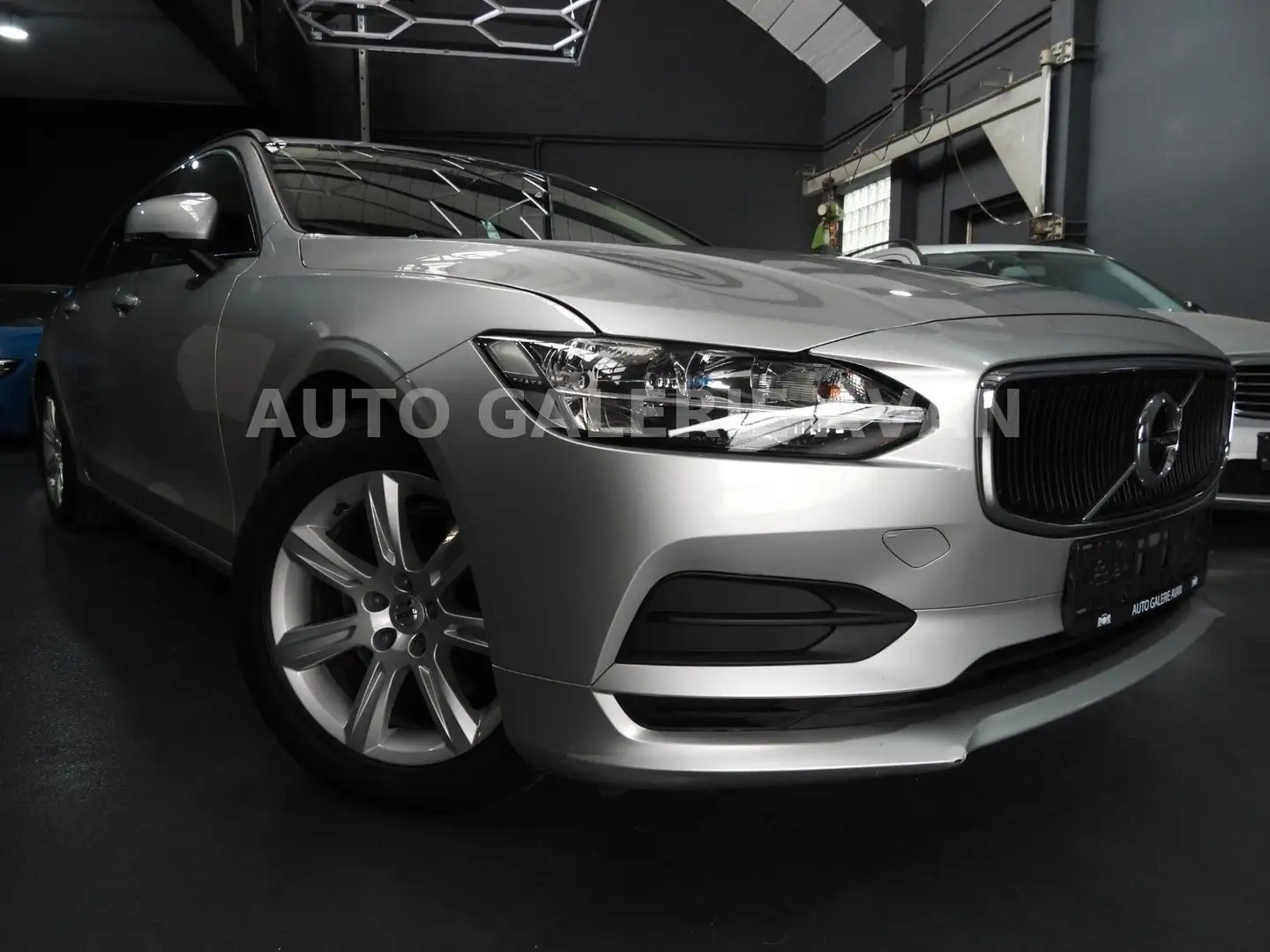 Volvo V90 D4 2.0 INSCRIPTION GEARTRONIC Srebrny - 2