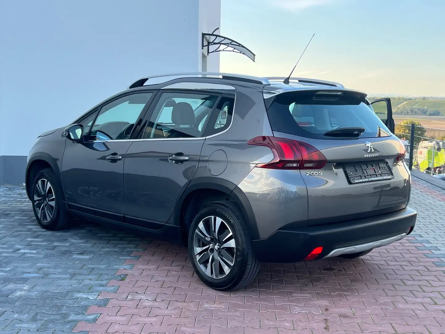 Peugeot 2008 Allure*NUR 106TKM*SHZ*PDC*TEMPOMAT*XENON* Grau - 2