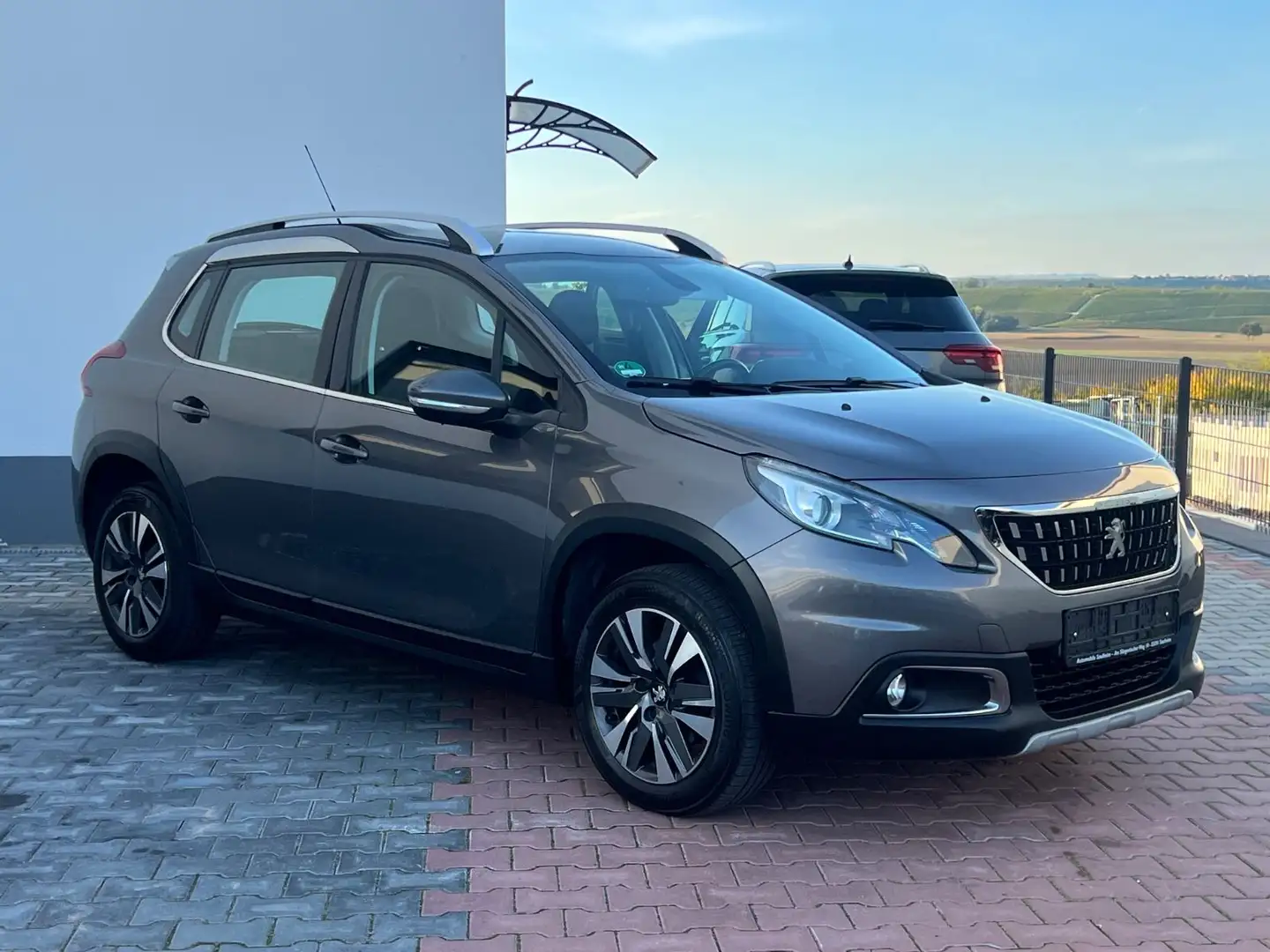 Peugeot 2008 Allure*NUR 106TKM*SHZ*PDC*TEMPOMAT*XENON* Grau - 1
