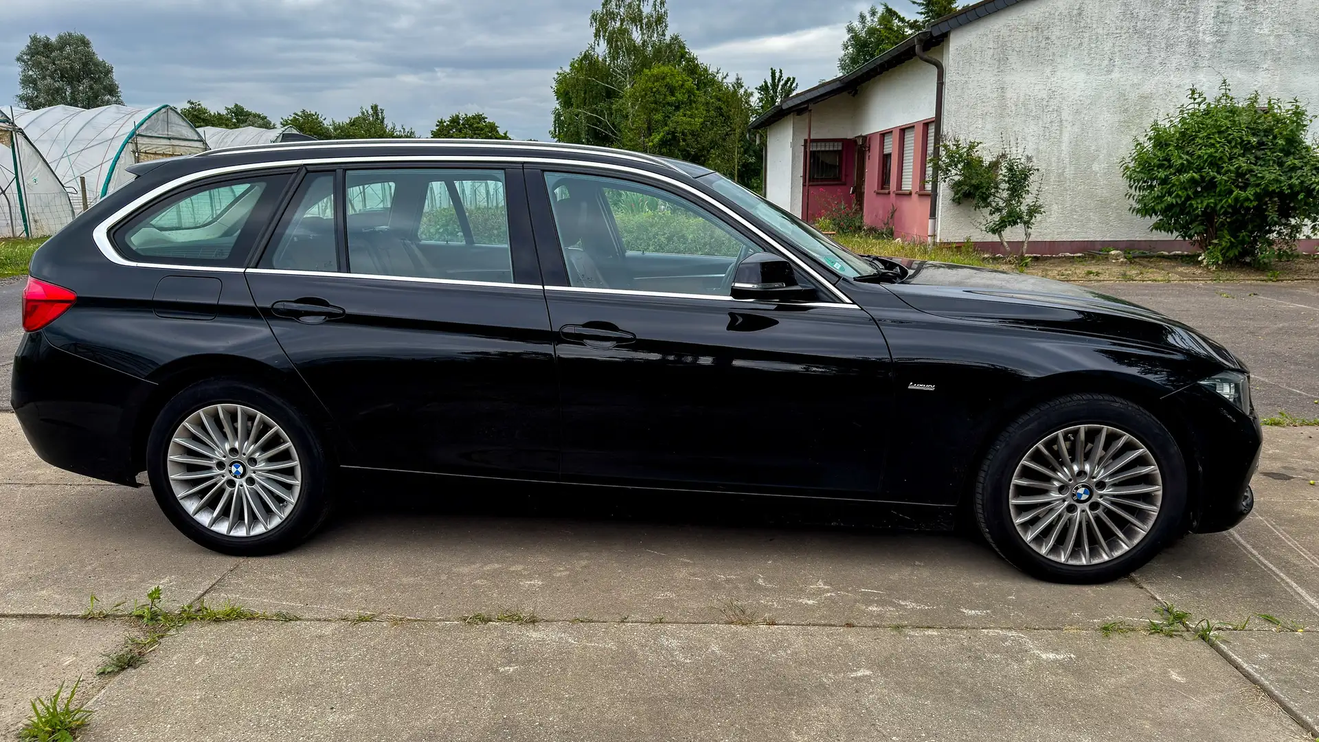 BMW 318 318d Touring Aut. Luxury Line Schwarz - 1