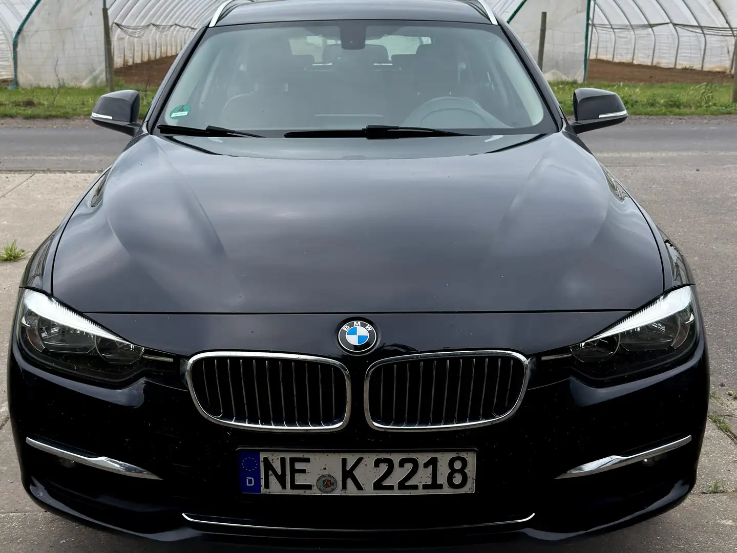 BMW 318 318d Touring Aut. Luxury Line Schwarz - 2