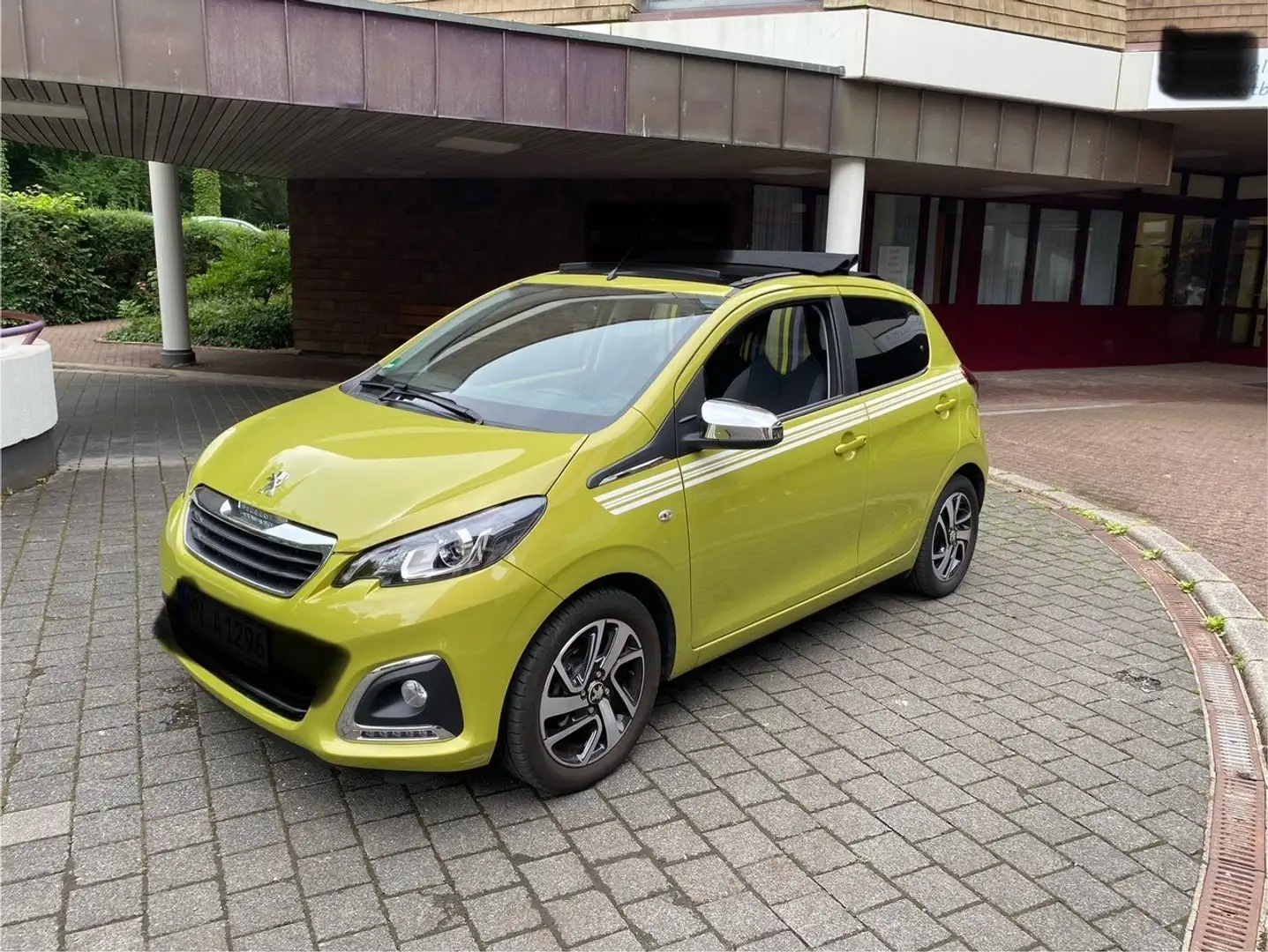 Peugeot 108 108 5-Türer Top Collection VTI 72 Grün - 1