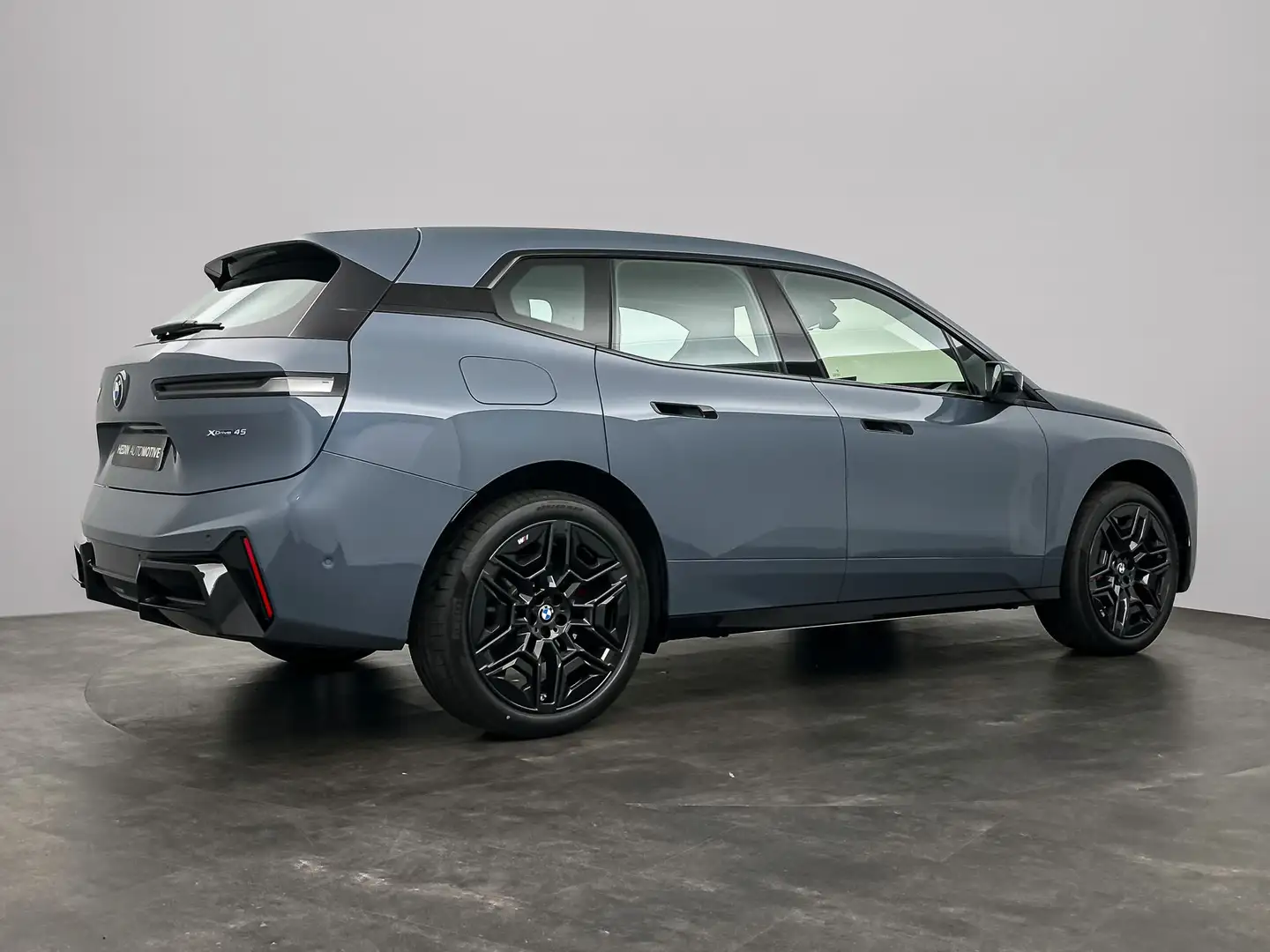 BMW iX xDrive45 101 kWh Luchtvering | Trekhaak | M-Sport Grau - 2