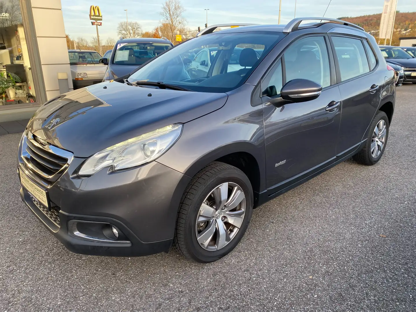Peugeot 2008 1.6 Business Navi Tempomat Einparkhilfe AT-Motor Grau - 1