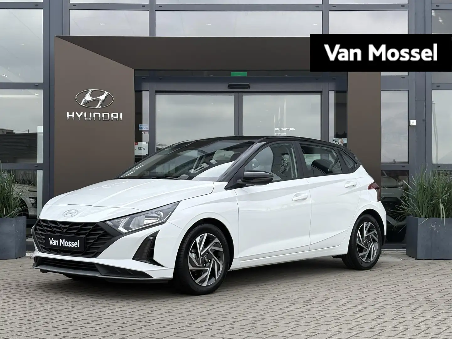 Hyundai i20 1.2 MPI Comfort | Navigatie | Achteruitrijcamera | Wit - 1