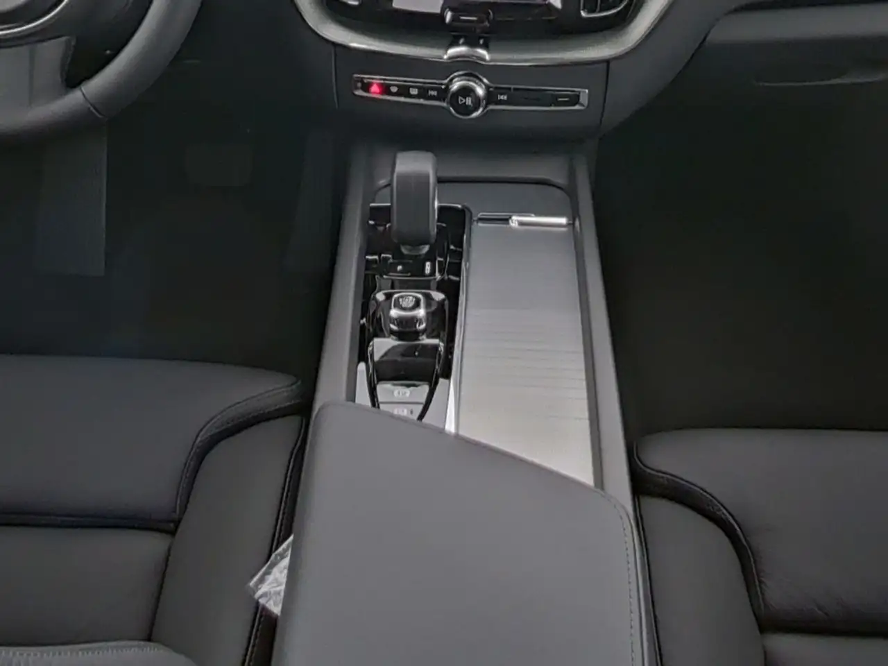 Volvo XC60 Plus Dark AWD Digitales Cockpit Memory Sitze Sound 6