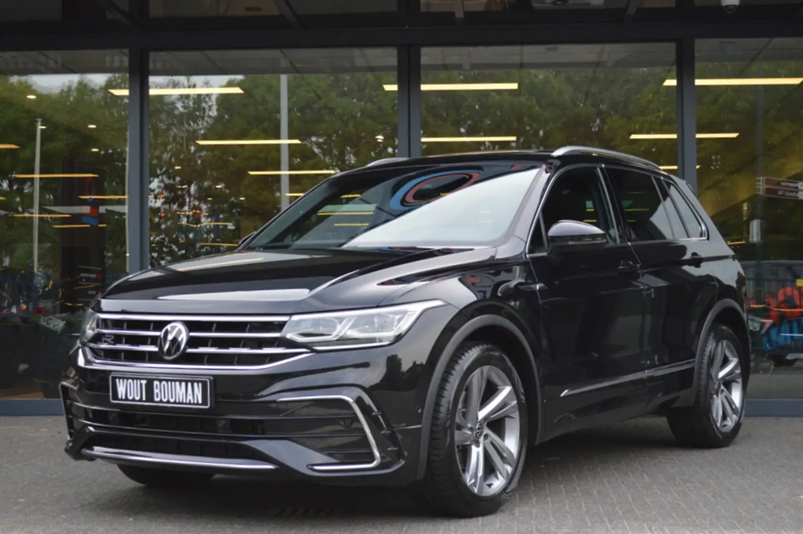 Volkswagen Tiguan 1.5 TSI R-Line DSG Led Panorama Leder Memory Acc V Zwart - 2
