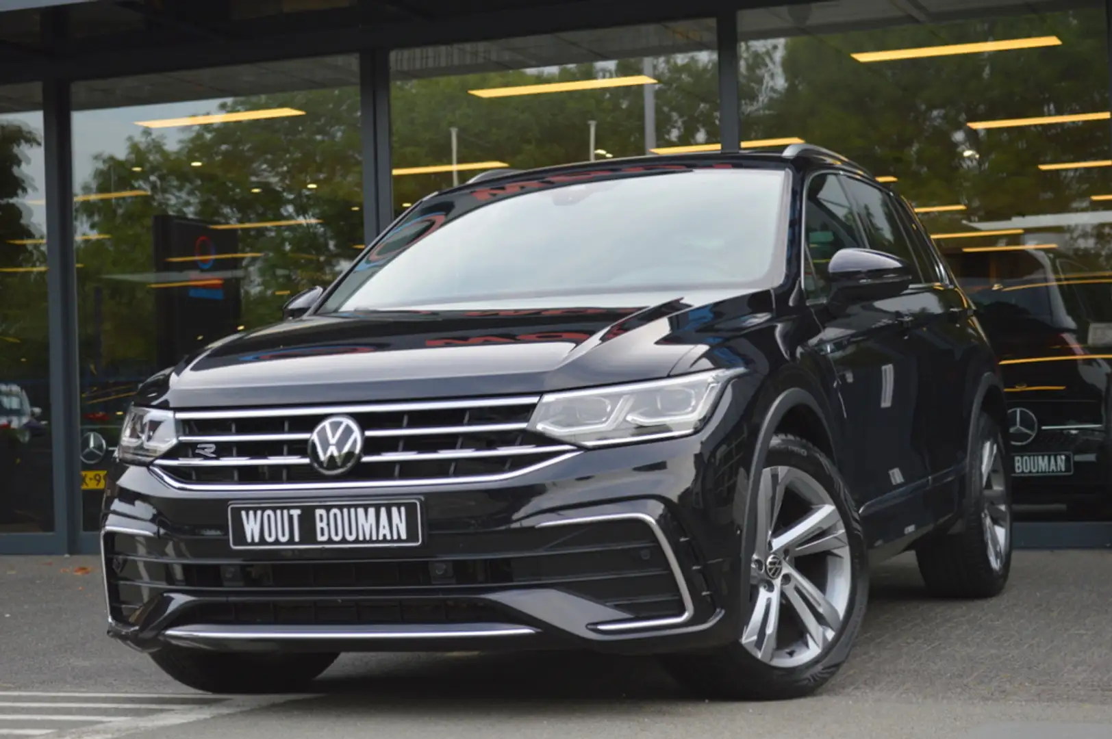 Volkswagen Tiguan 1.5 TSI R-Line DSG Led Panorama Leder Memory Acc V Zwart - 1