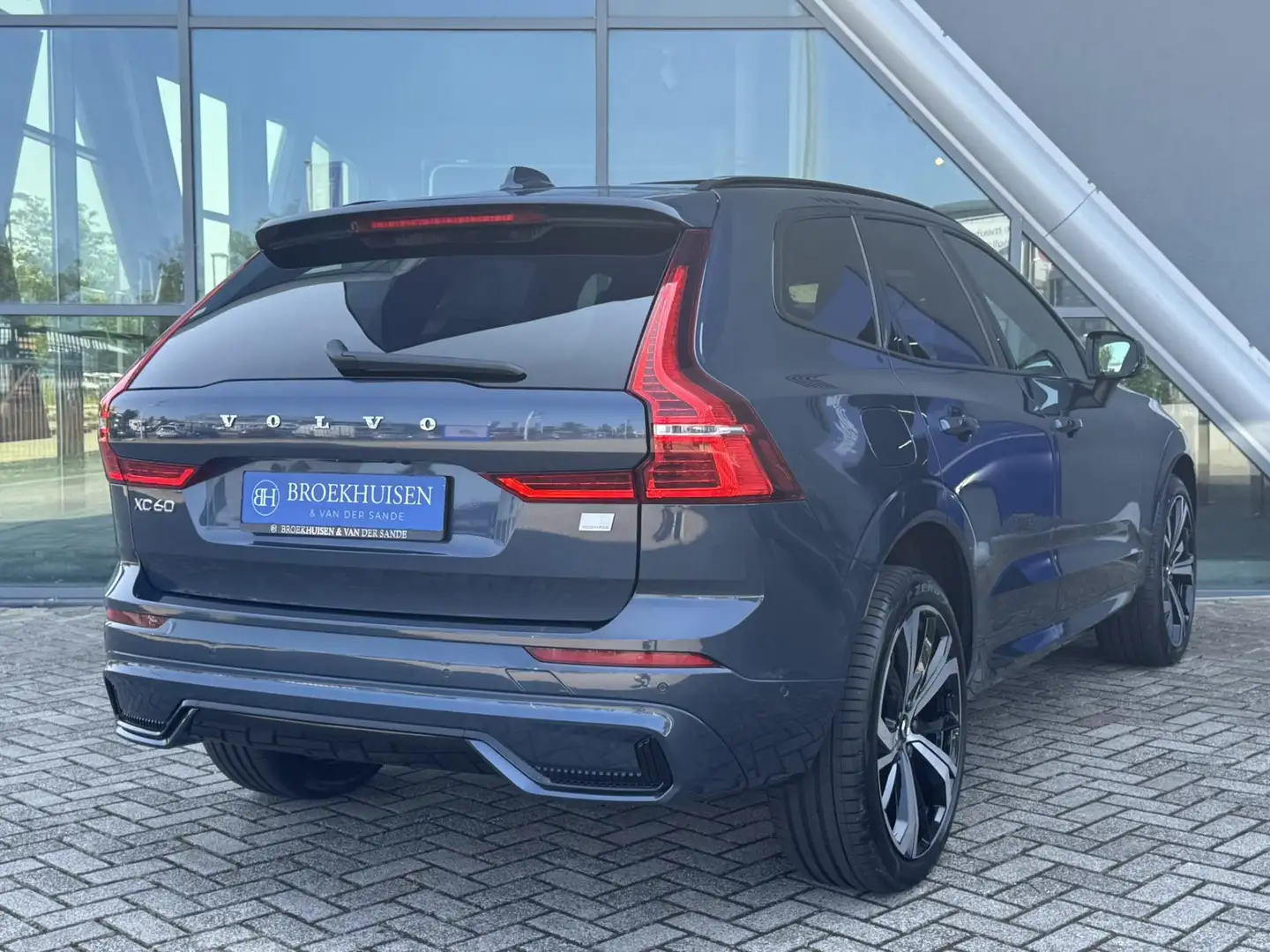 Volvo XC60 2.0 T6 Plug-in hybrid AWD Plus Dark LONGE RANGE 39 Blauw - 2