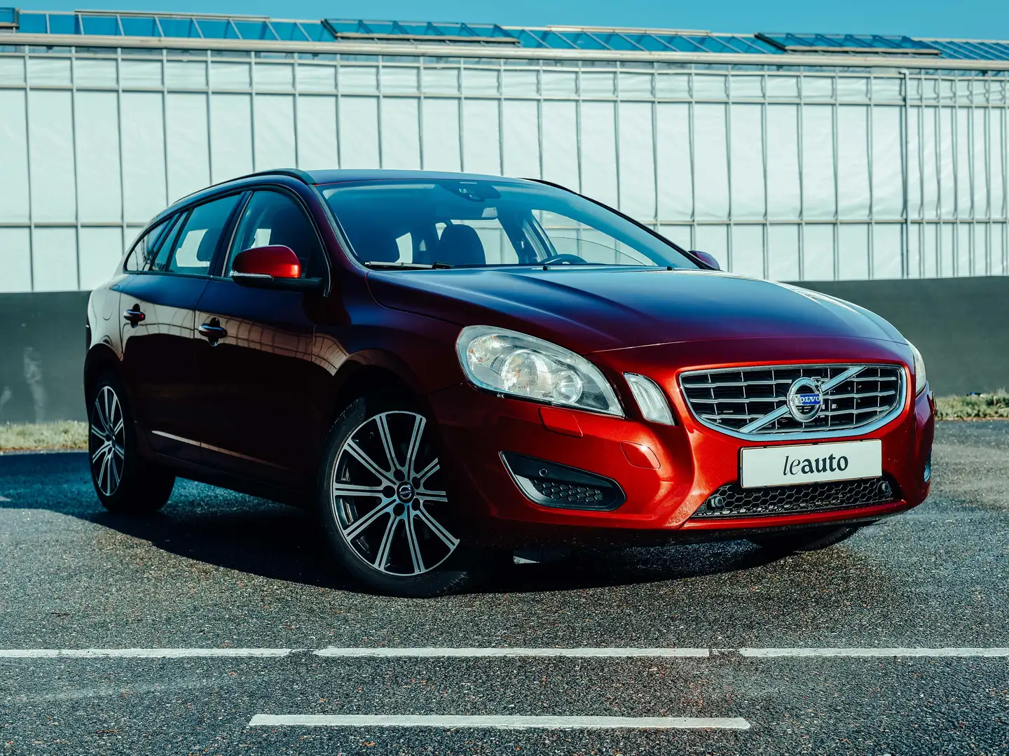 Volvo V60 1.6 T3 Summum Rot - 1