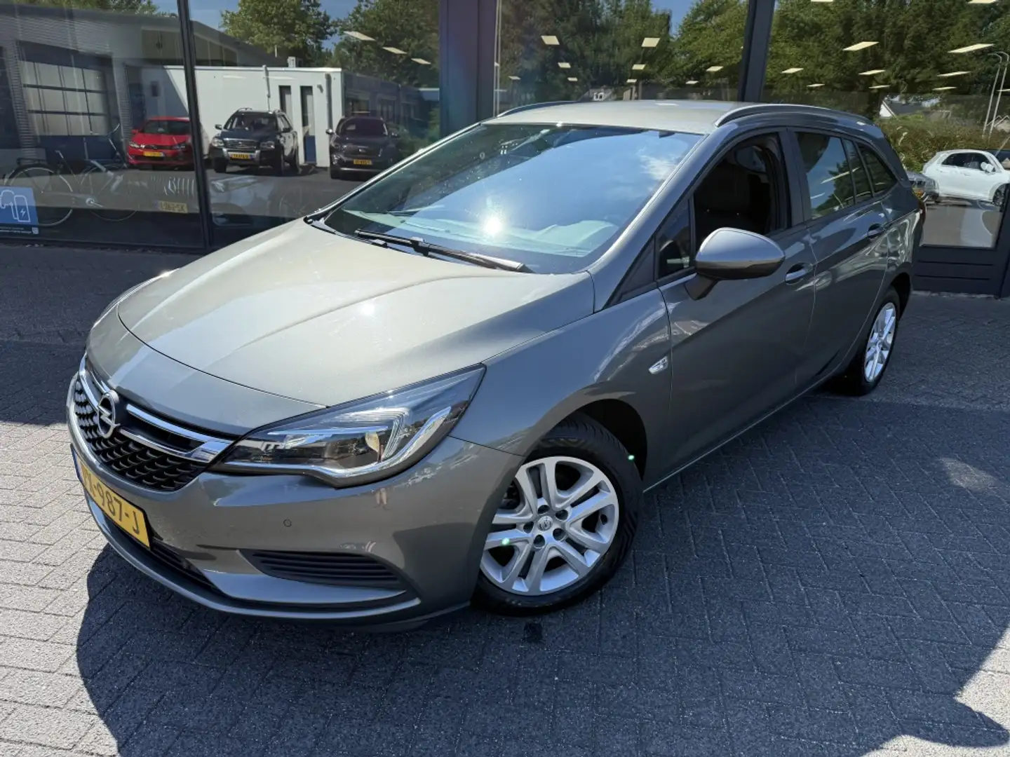 Opel Astra Sports Tourer 1.0 Online Ed. Grijs - 1