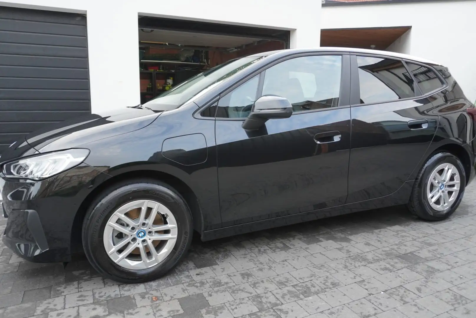 BMW 225 225e xDrive Active Tourer Aut. Černá - 1