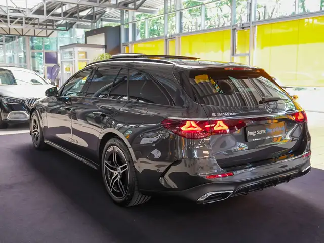 Mercedes-Benz E-Class view 4