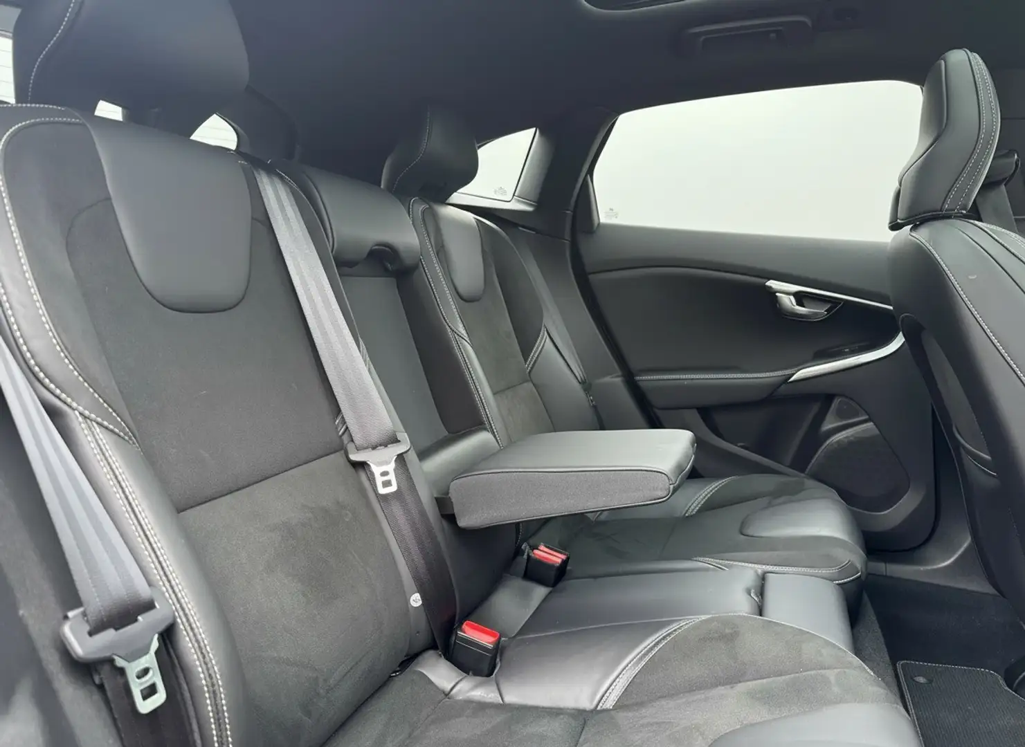 Volvo V40 1.5 T3 Kinetic 153pk, Camera | Navi | Harman Kardo Negro - 2