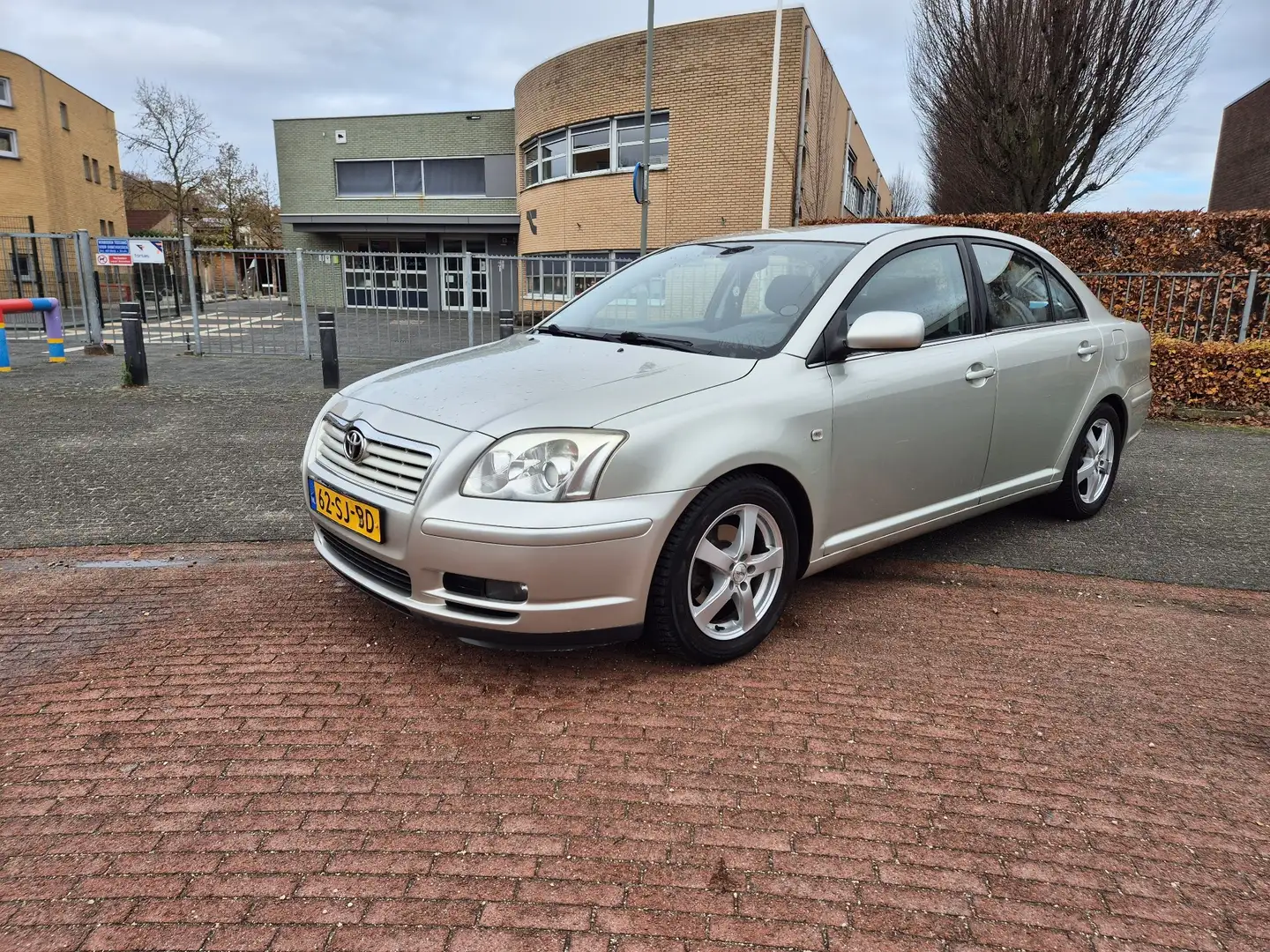 Toyota Avensis 1.8 VVTi Linea Sol Grijs - 1