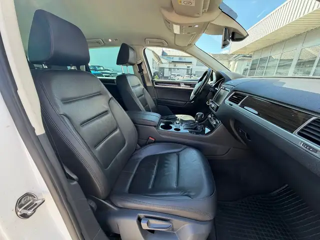 Volkswagen Touareg view 18