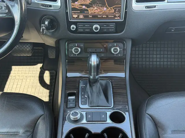 Volkswagen Touareg view 25