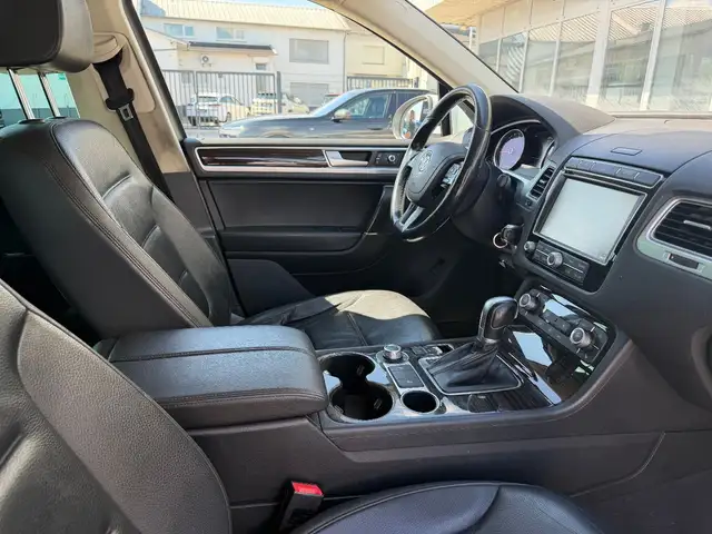 Volkswagen Touareg view 19