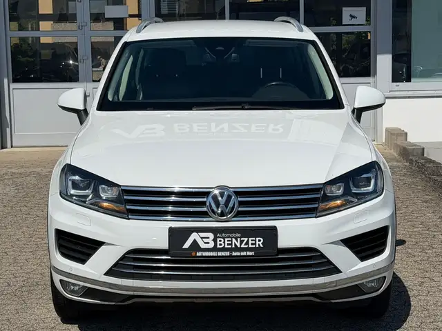 Volkswagen Touareg view 2